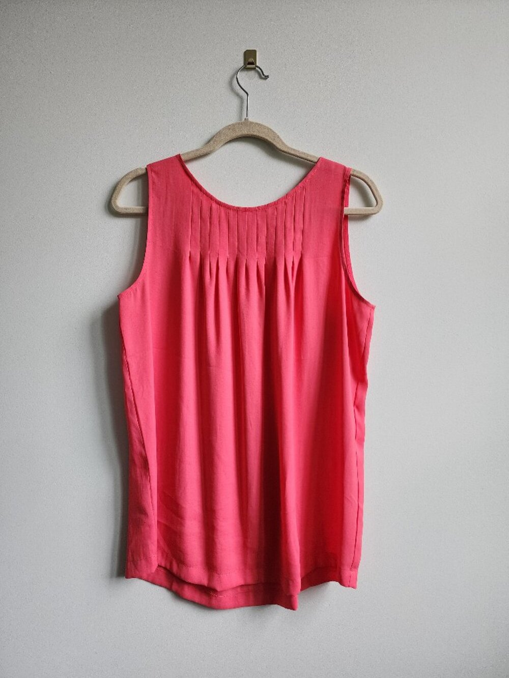 Size M Ann Taylor LOFT Coral Pink Pleated Flowly Sleeveless Blouse